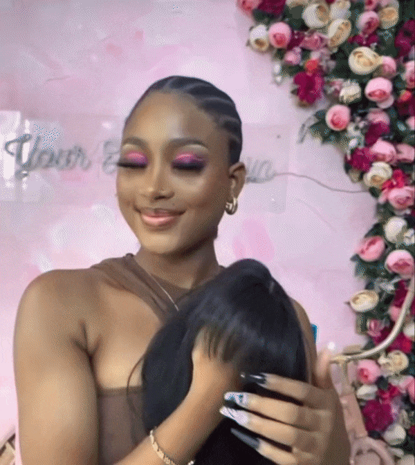 Chica joven morena moviendo el cabello con peluca bob negra de flequillo, mostrando su look moderno y natural desde distintos ángulos.