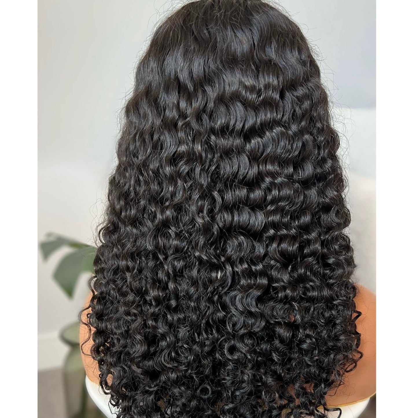 <img src="peluca_larga_rizada_volumen.jpg" alt="Peluca rizada larga con rizos definidos y volumen, ideal para un look natural y elegante con textura.">