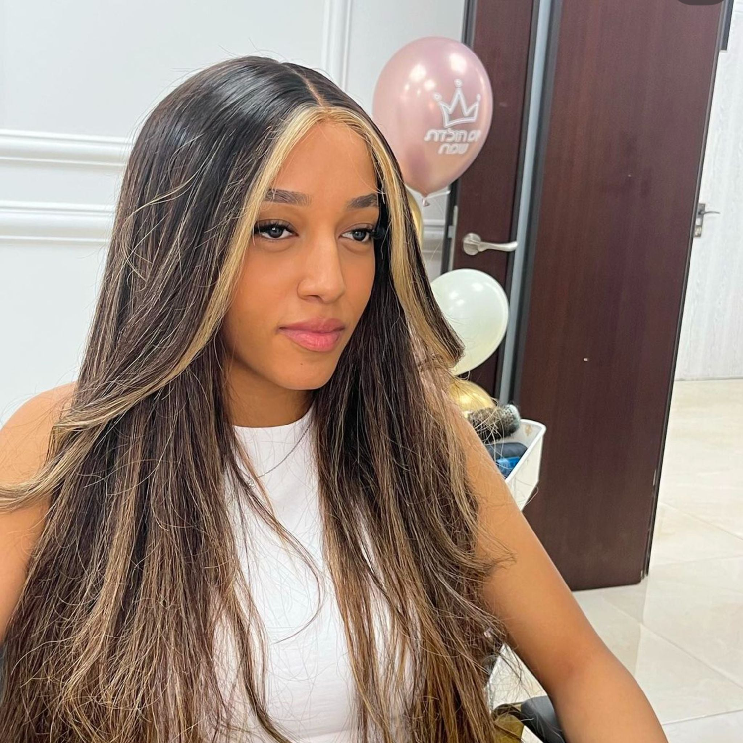 <img src="mujer_piel_blanca_peluca_negra_capas.jpg" alt="Mujer de piel blanca luciendo una peluca negra peinada en capas de media melena, exhibiendo un estilo elegante y sofisticado al estilo 'old money'.">