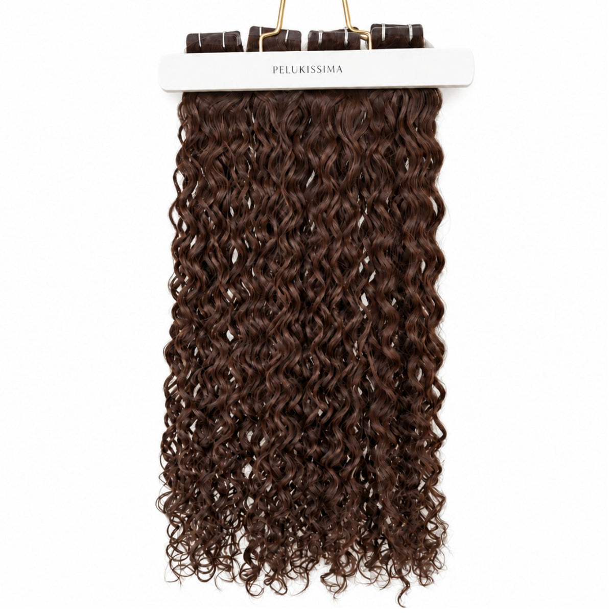 Cortinas de extensiones adhesivas de pelo natural rizado castaño sobre fondo blanco