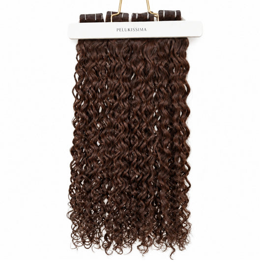 Cortinas de extensiones adhesivas de pelo natural rizado castaño sobre fondo blanco