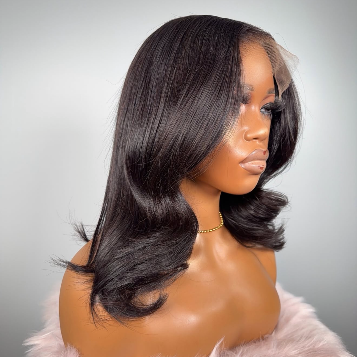 Peluca natural CATY negra, raya lateral, ondas sueltas y media melena
