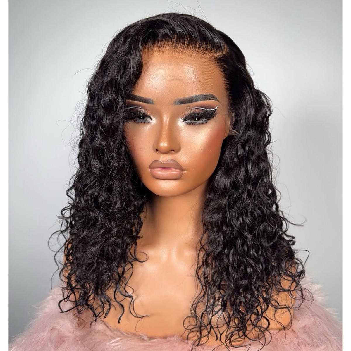 Peluca BOSA de pelo natural negro rizado con raya al medio y rizos definidos