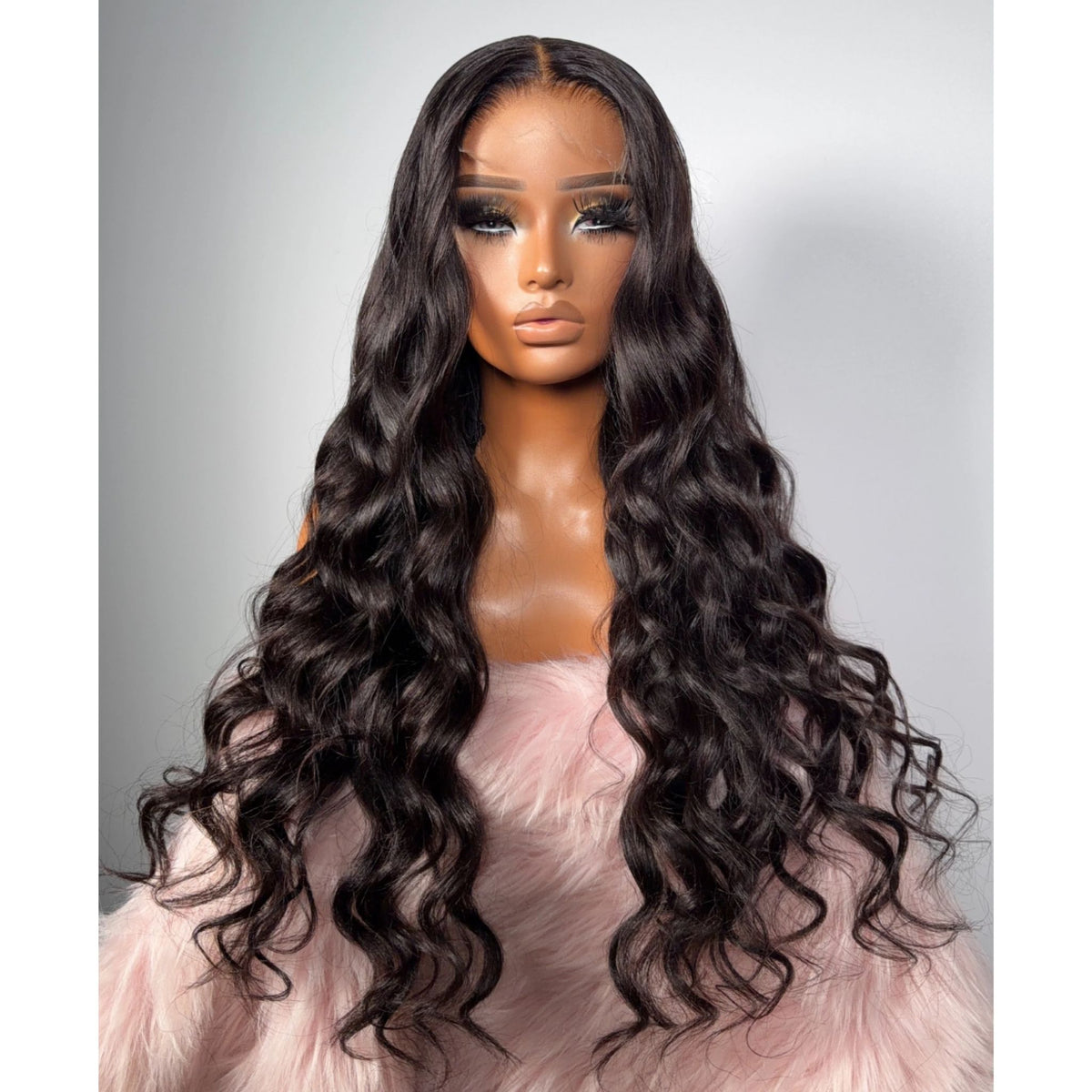 Peluca de pelo negro largo con ondas voluminosas, raya al centro y volumen en capas
