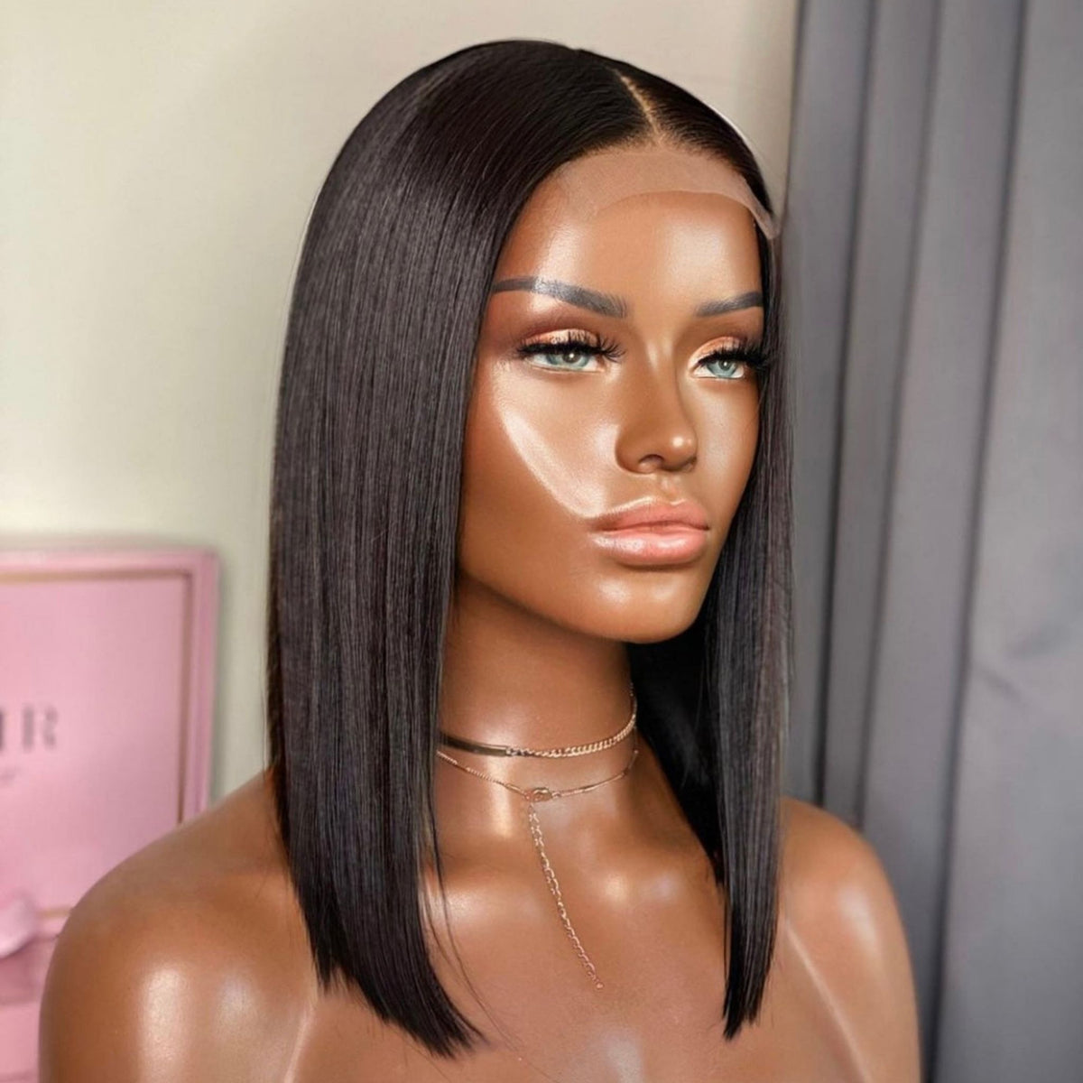 Peluca de pelo natural con bob liso oscuro y raya al centro