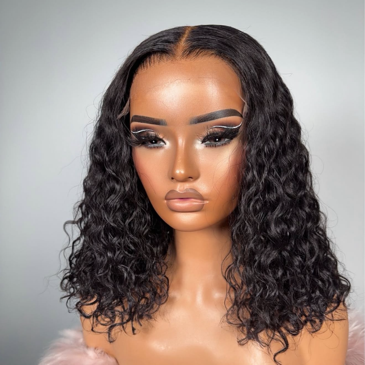 Peluca BOSA de pelo natural negro rizado, peinado con volumen y frente visible