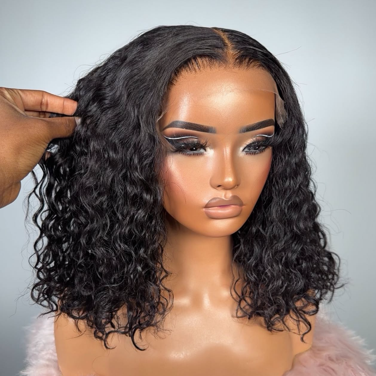 Peluca BOSA de pelo natural negro rizado, raya al medio y volumen completo