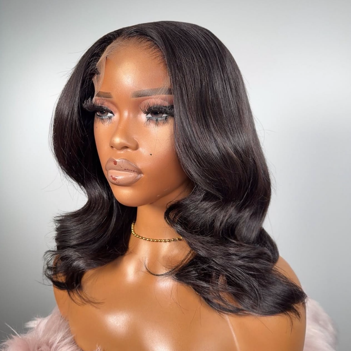 Peluca natural CATY negra, raya lateral, ondas sueltas y contorno frontal