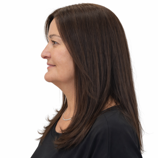 Peluca lisa castaña con efecto mariposa, diseñada para aportar movimiento y suavidad sin perder la elegancia del cabello recto. Sus capas ligeras en la parte frontal enmarcan el rostro de forma natural, creando un look favorecedor y moderno.