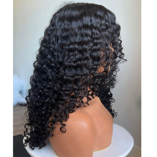 <img src="peluca_larga_rizada_volumen.jpg" alt="Peluca rizada larga con rizos definidos y volumen, ideal para un look natural y elegante con textura.">
