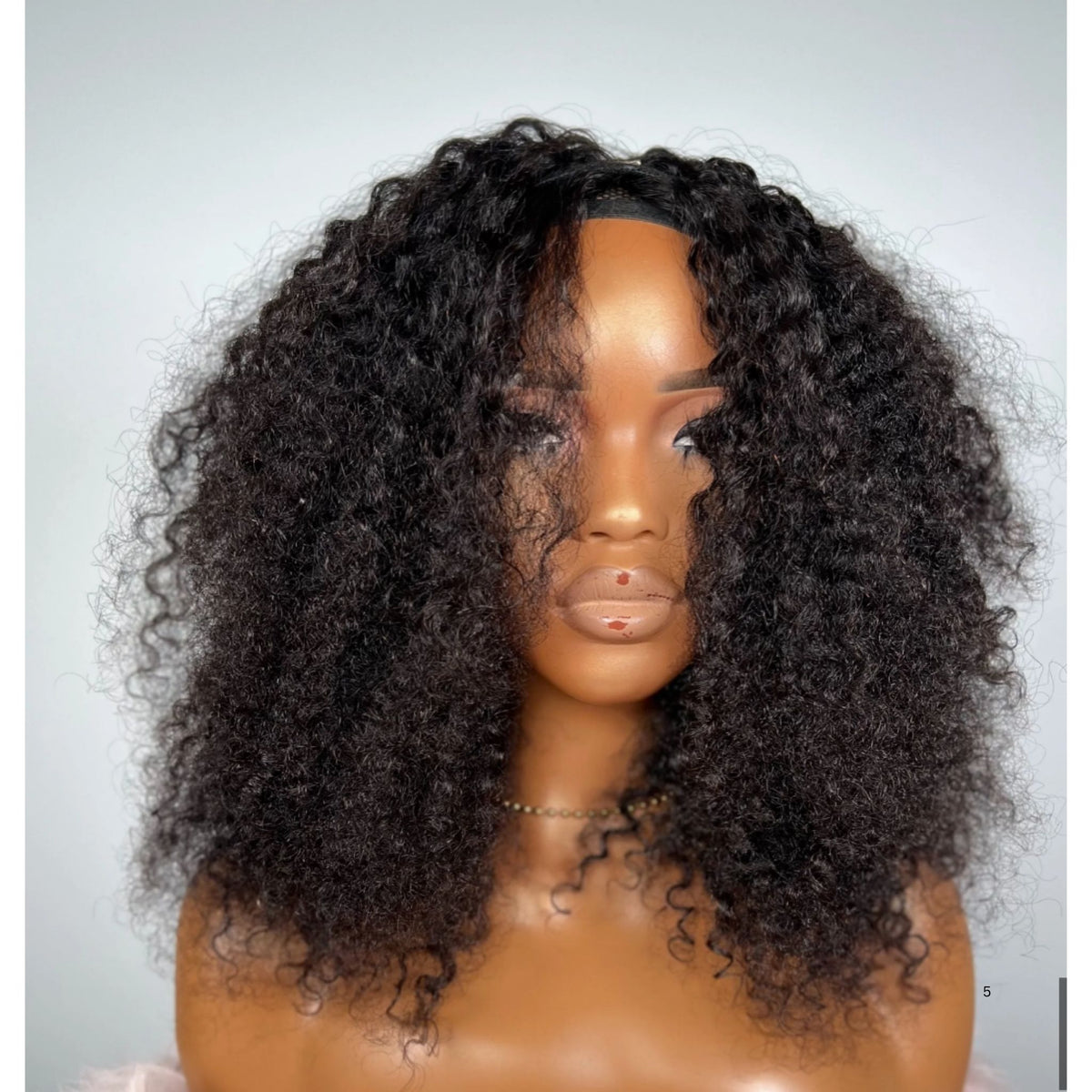Peluca afro rizada MAMBO de pelo natural negro en maniquí