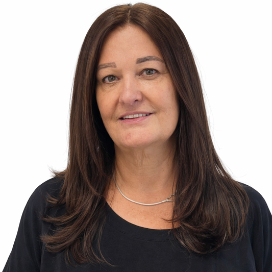 Peluca lisa castaña con efecto mariposa, diseñada para aportar movimiento y suavidad sin perder la elegancia del cabello recto. Sus capas ligeras en la parte frontal enmarcan el rostro de forma natural, creando un look favorecedor y moderno.