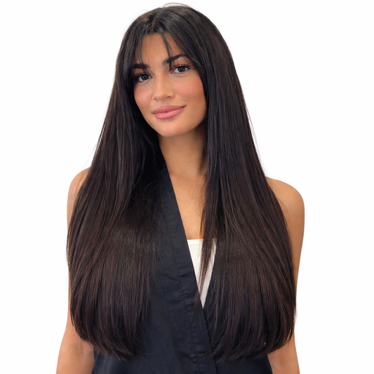 Peluca lisa larga con efecto mariposa, diseñada con capas suaves que enmarcan el rostro y aportan movimiento sin perder la elegancia del cabello liso. Su flequillo abierto sutil crea un look moderno y favorecedor, ideal para realzar las facciones de forma natural.