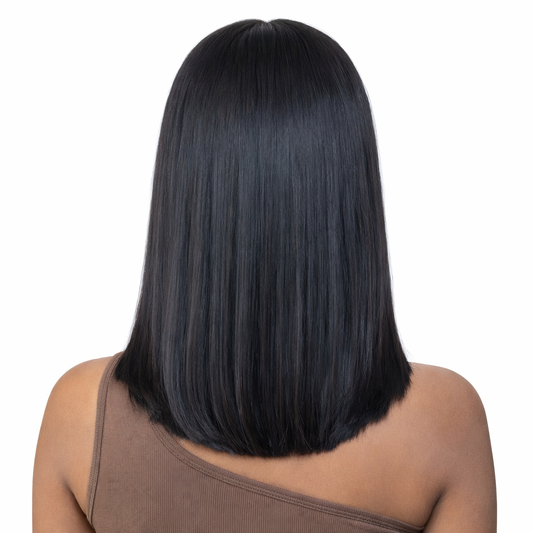 Peluca lisa negra corte bob con puntas rectas vista trasera, cabello natural alineado con acabado pulido y uniforme