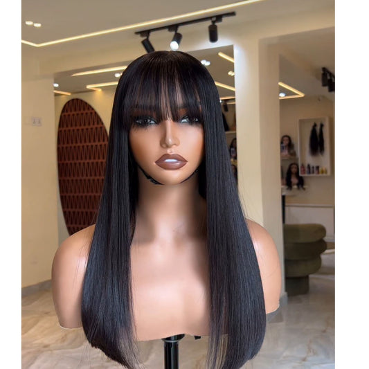 Peluca natural negra de media melena con flequillo, puntas rectas, volumen medio y estilo realista de cabello humano premium.
