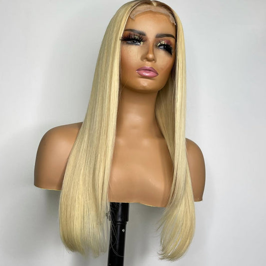 Peluca rubia larga lisa de cabello natural con lace frontal HD, estilo premium y realista en maniquí.
