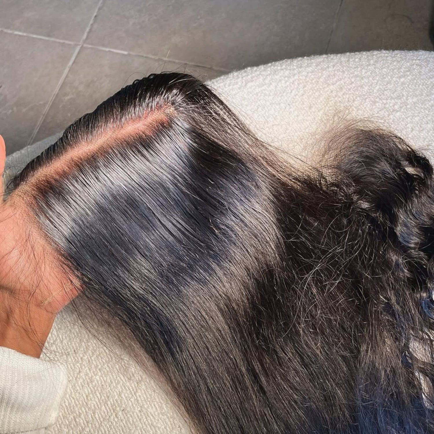 Encaje de alta calidad sin nudos, indetectable, hecho con cabello 100% natural. Perfecto para pelucas glueless con acabado natural y estilo duradero.
