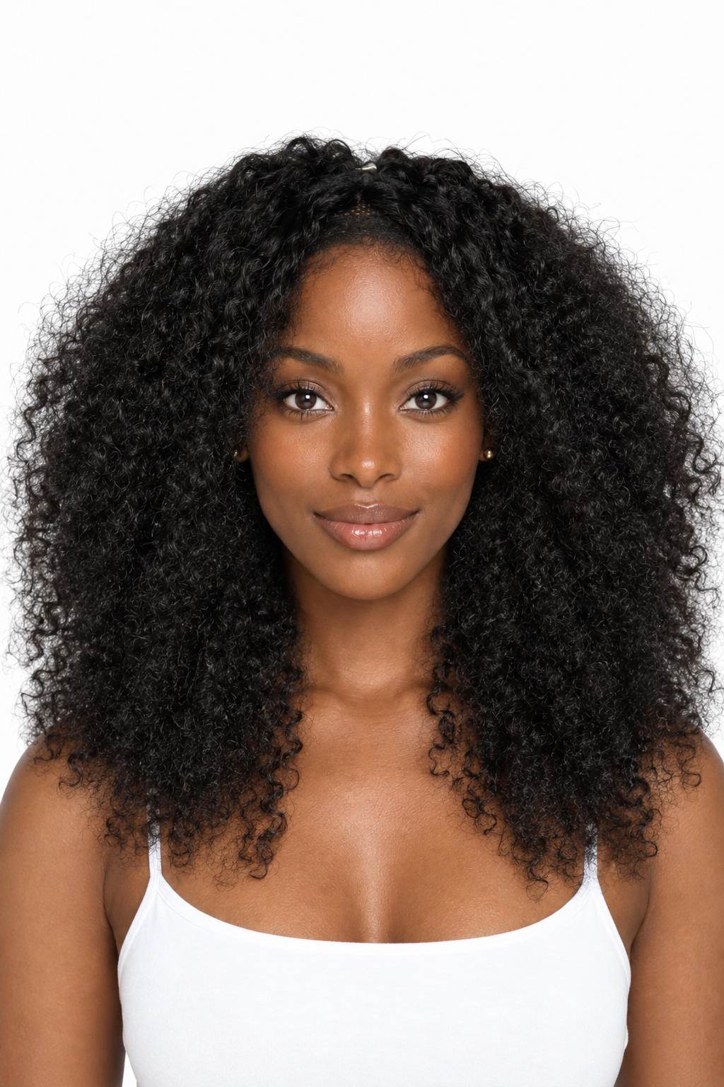 Modelo afro con la peluca rizada kinky negra, top blanco y fondo blanco
