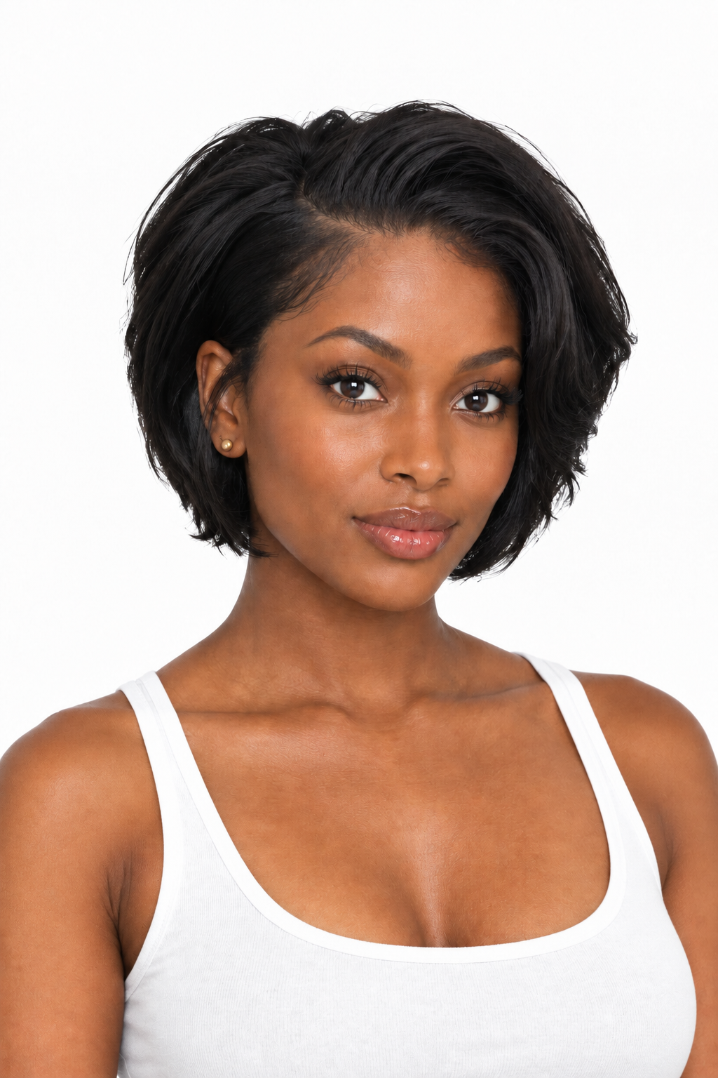 Modelo afrodescendiente con pixie bob negro y camiseta blanca de tirantes
