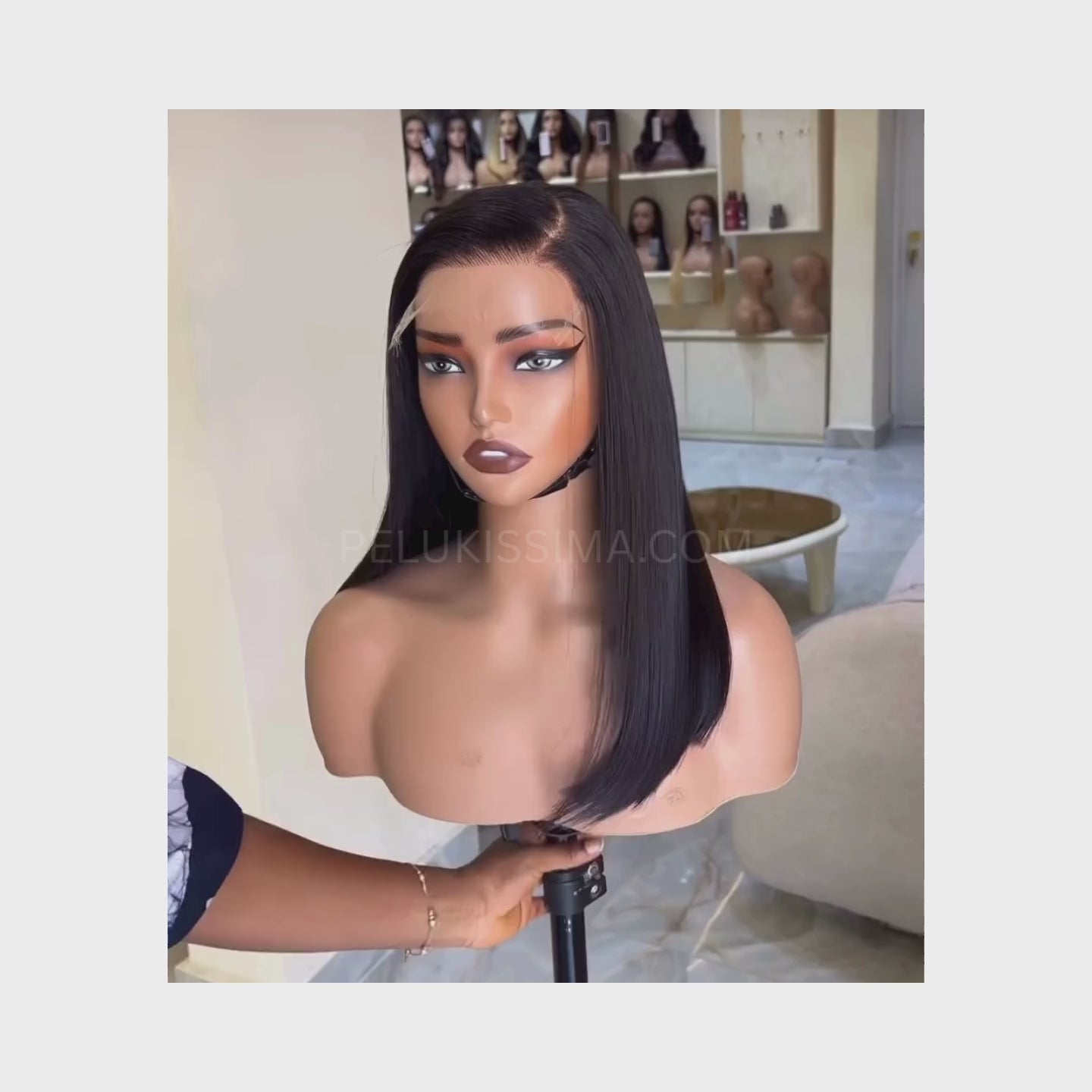 title="Peluca negra bob de 35 cm – Cabello natural para un look moderno">
