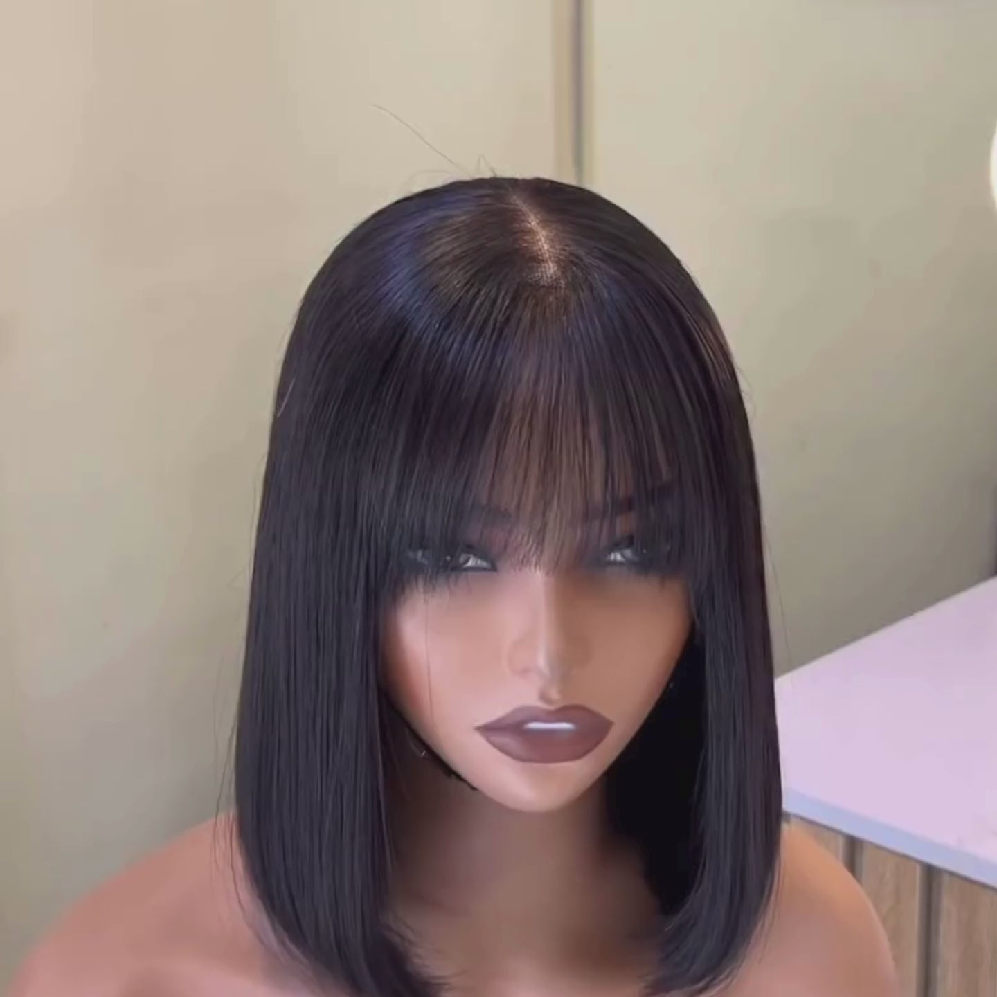 Peluca Bob Negra con Flequillo 25 cm – Estilo Realista y Fácil de Usa