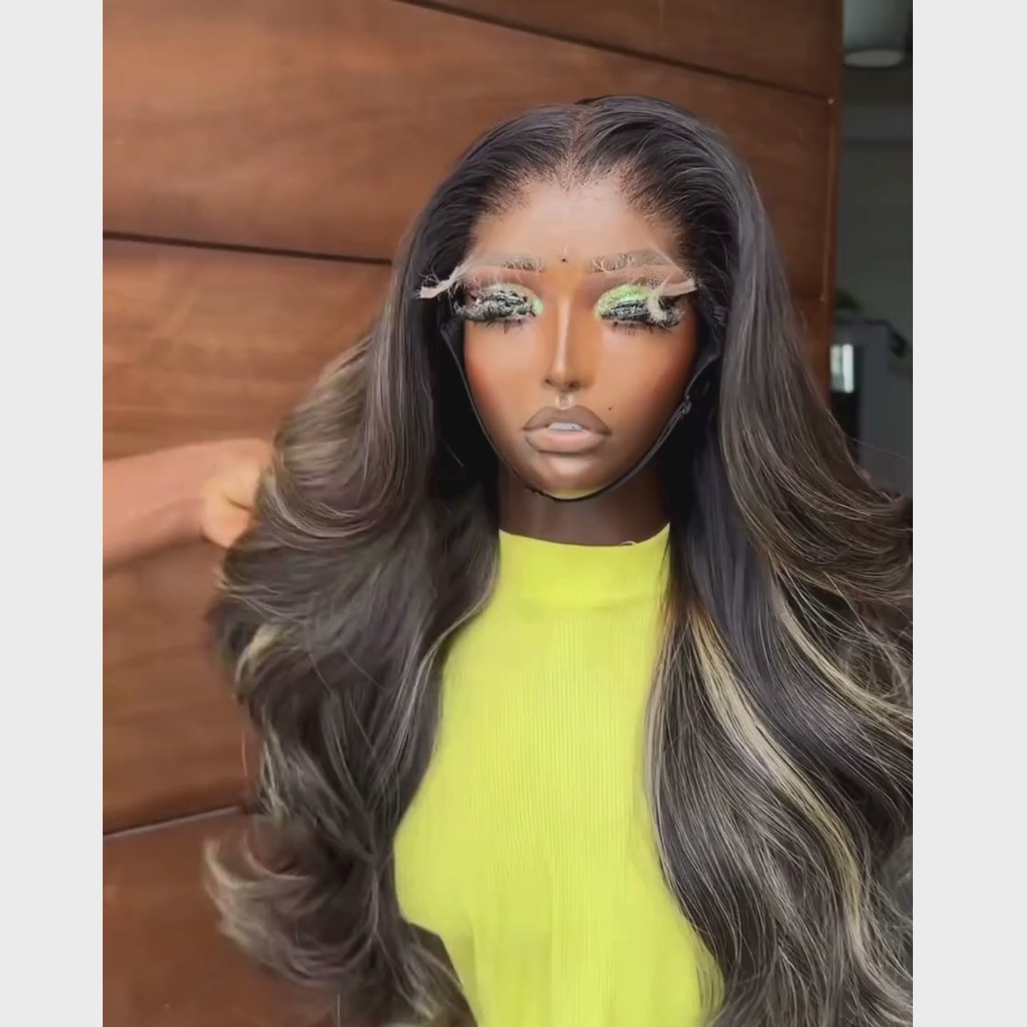 <img src="peluca_larga_ondas_balayage.jpg" alt="Peluca larga con ondas voluminosas y mechas balayage, exhibida sobre un soporte. El estilo presenta tonos oscuros con destellos rubios y un acabado brillante, ideal para un look sofisticado.">
